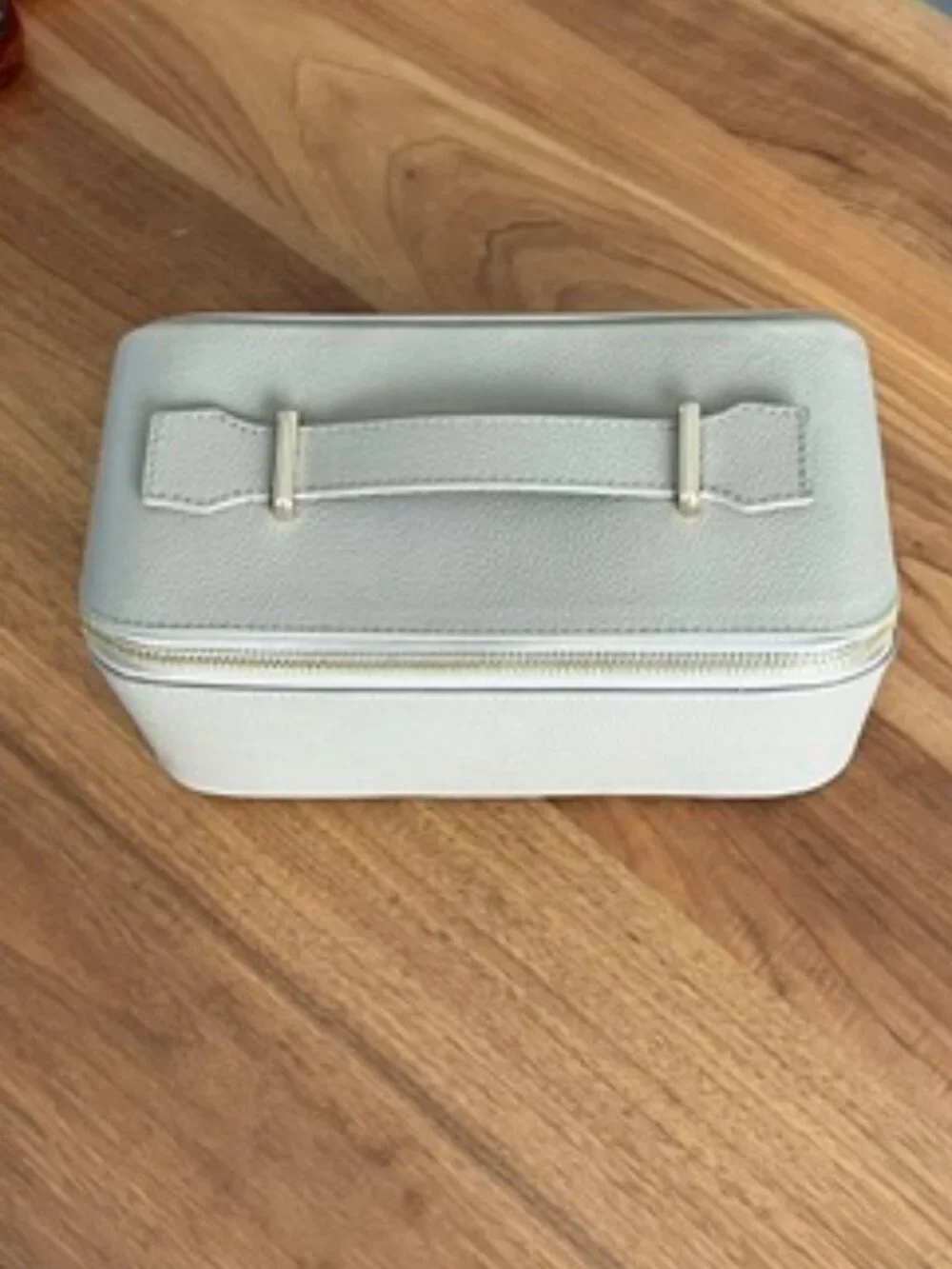 QUINN MAKEUP BAG LIKE NEW